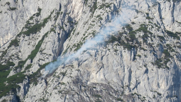 Dichter Rauch an der Wand des Rauchecks auf 1700 Metern Höhe.
