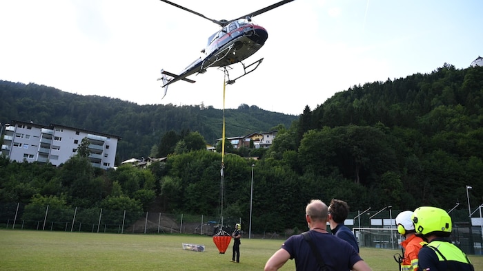 Polizei-Hubschrauber übernahm die Löscharbeit.