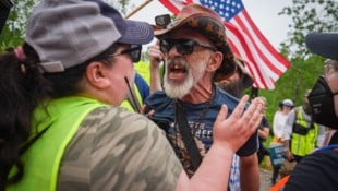 Gegendemonstranten stoßen in Maine nach den tödlichen ICE-Schüssen zusammen.