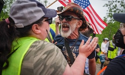 Gegendemonstranten stoßen in Maine nach den tödlichen ICE-Schüssen zusammen.