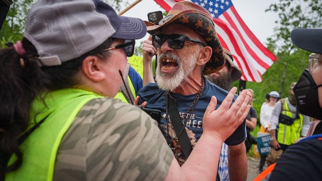Gegendemonstranten stoßen in Maine nach den tödlichen ICE-Schüssen zusammen.
