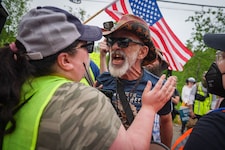 Gegendemonstranten stoßen in Maine nach den tödlichen ICE-Schüssen zusammen.