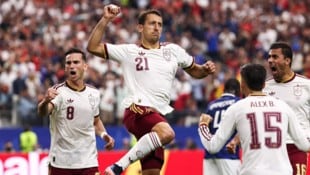 Der Moment, als das Match in Richtung Spanien kippte: Mikel Oyarzabal traf vom Elfmeter-Punkt ...