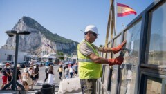 Ein Arbeiter baut den Grenzzaun zwischen Spanien und Gibraltar ab.