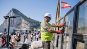 Ein Arbeiter baut den Grenzzaun zwischen Spanien und Gibraltar ab.