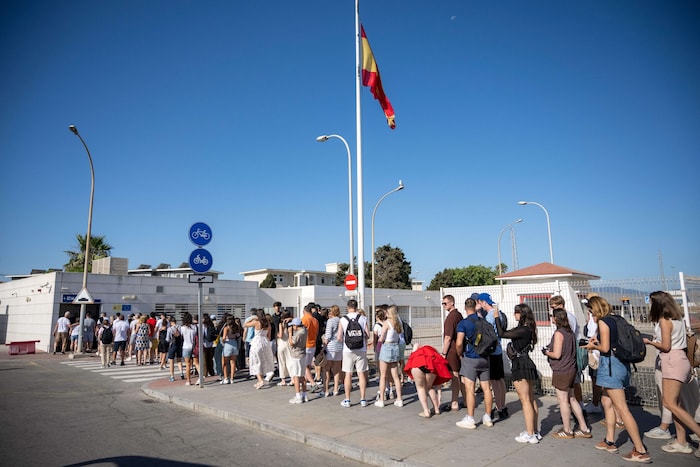 Menschen stehen vor dem Grenzübergang zu Gibraltar Schlange.