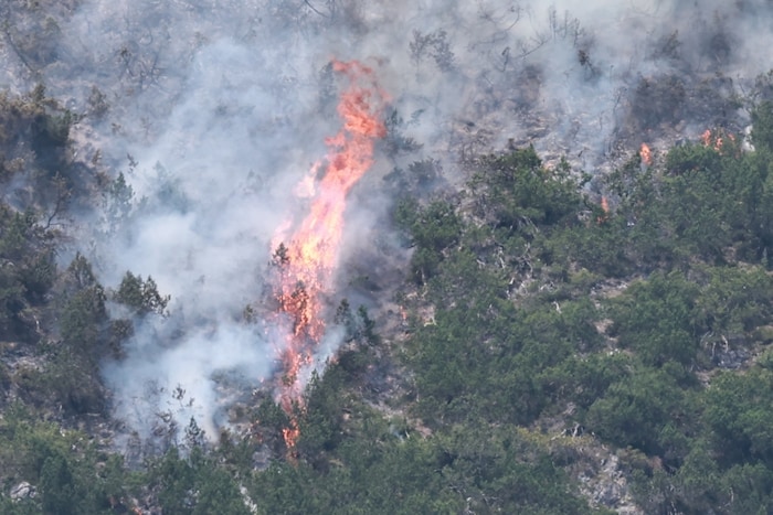In Tirol lösten gleich mehrere Blitzschläge Waldbrände aus.