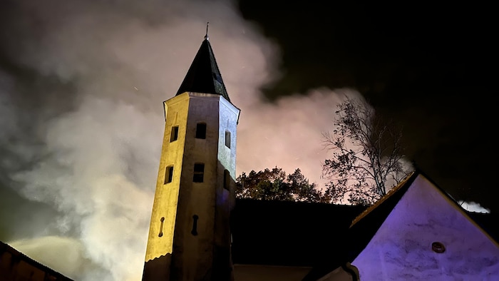 Das Dach der Kirche geriet kurzzeitig in Brand, konnte aber rasch gelöscht werden.