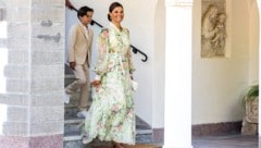 Kronprinzessin Victoria verzaubert im romantischen Floral-Look am Victoriatag auf Öland