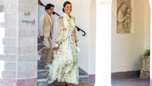 Kronprinzessin Victoria verzaubert im romantischen Floral-Look am Victoriatag auf Öland