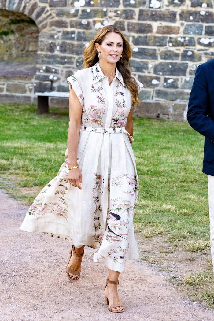 Ganz in Sommerlaune: Prinzessin Madeleine kam in einem luftigen weißen Kleid mit Blumenmuster ...
