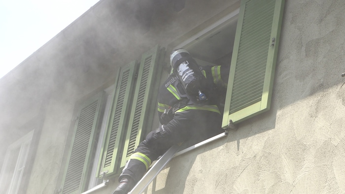 Zwei Personen mussten von der Feuerwehr mit Leitern aus dem Gebäude gerettet werden.