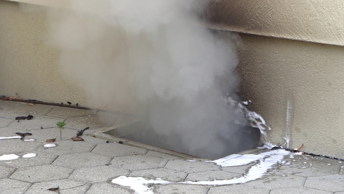 n einem Kellerabteil war Feuer ausgebrochen, dichter Rauch breitete im gesamten Wohnhaus aus.