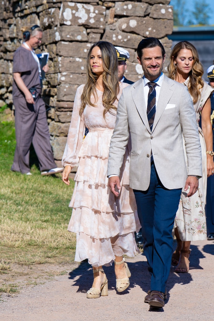 An der Seite von Prinz Carl Philip begeisterte die Prinzessin in einem puderrosa Kleid von ...