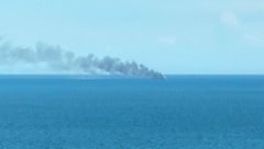 Ein Handelsschiff begann nach der Explosion einer Drohne zu brennen.