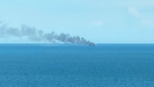 Ein Handelsschiff begann nach der Explosion einer Drohne zu brennen.