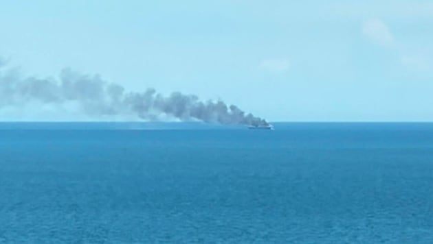 Ein Handelsschiff begann nach der Explosion einer Drohne zu brennen.