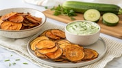 Für extra knusprige Chips sollten Sie die geschnittenen Süßkartoffelscheiben vor dem Würzen zehn ...