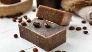 Koffein mag für viele ein Wundermittel gegen Müdigkeit sein, doch im Kosmetikcheck schneidet es ...