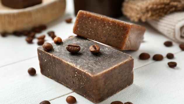 Koffein mag für viele ein Wundermittel gegen Müdigkeit sein, doch im Kosmetikcheck schneidet es ...
