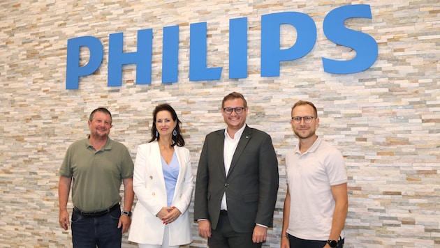 Stadtrat Geier mit Philips- Standort- leiter Hans-Peter Rammel, Personal- chefin Ilse Rapatz und ...