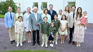 Royales Gruppenfoto zum Victoriatag: Vor Schloss Solliden versammelte sich die schwedische ...