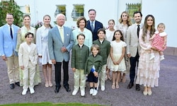 Royales Gruppenfoto zum Victoriatag: Vor Schloss Solliden versammelte sich die schwedische ...