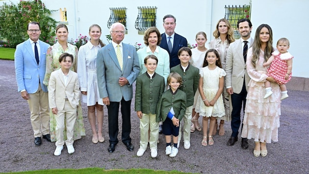 Royales Gruppenfoto zum Victoriatag: Vor Schloss Solliden versammelte sich die schwedische ...