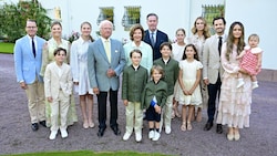 Royales Gruppenfoto zum Victoriatag: Vor Schloss Solliden versammelte sich die schwedische ...
