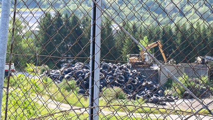 Insgesamt wird der Reifenberg auf 59.000 Tonnen geschätzt.