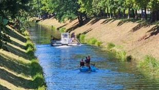 Derzeit wird der Lendkanal gerade von Mähbooten gesäubert.