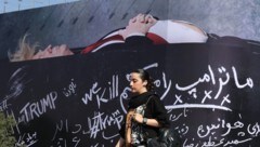 Auf dem Propaganda-Plakat in Teheran liegt US-Präsident Donald Trump in einem Sarg.