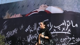 Auf dem Propaganda-Plakat in Teheran liegt US-Präsident Donald Trump in einem Sarg.