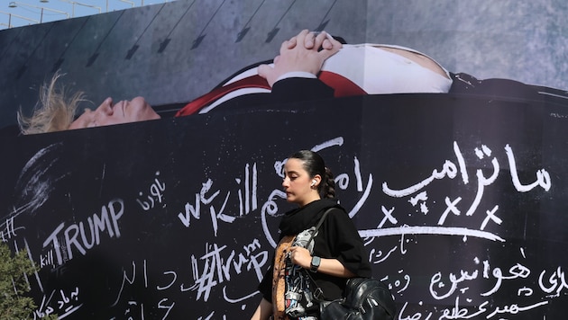 Auf dem Propaganda-Plakat in Teheran liegt US-Präsident Donald Trump in einem Sarg.