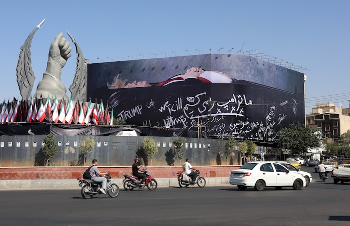 Ein großes Propagandaplakat in der iranischen Hauptstadt Teheran zeigt US-Präsident Donald Trump ...