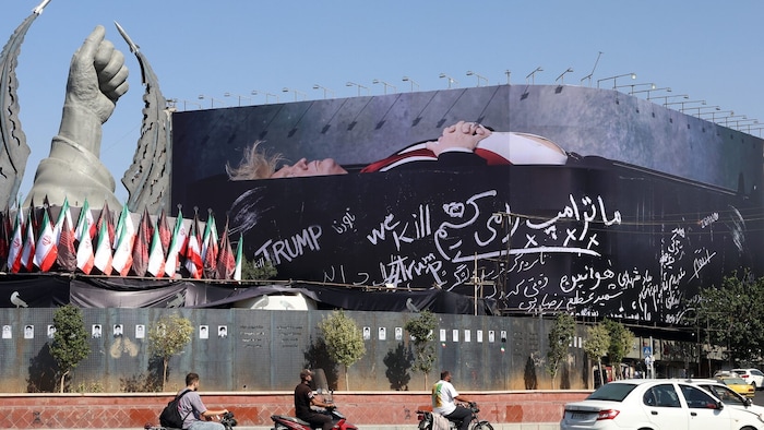 Ein großes Propagandaplakat in der iranischen Hauptstadt Teheran zeigt US-Präsident Donald Trump ...