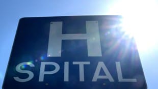 Die pralle Sonne heizt vielerorts auch Krankenzimmer in Kliniken unbarmherzig auf.