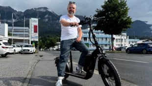 Mit seinem E-Scooter will Gabriel Castañeda durch Österreich fahren.