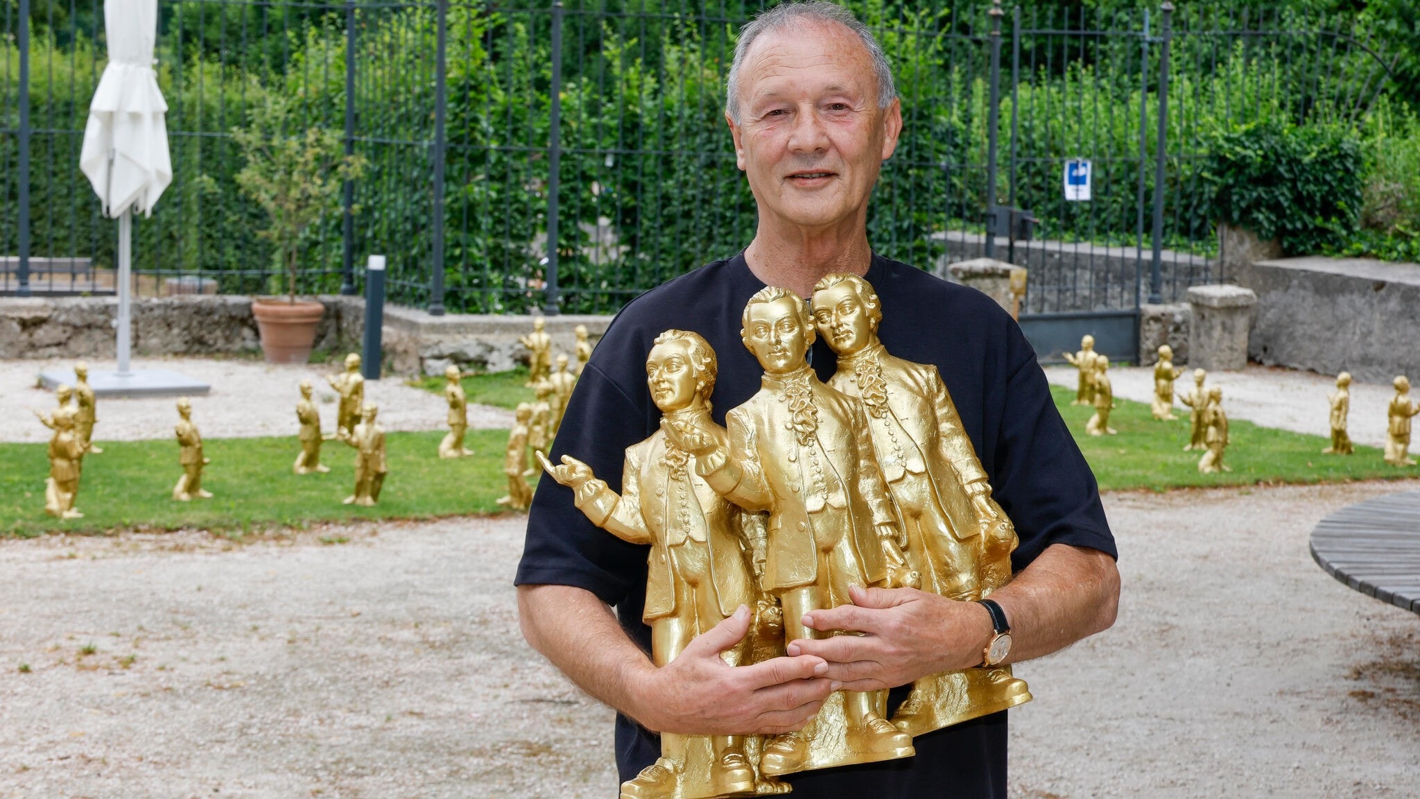 So will er‘s machen - künstler jagt jetzt selbst nach den mozart-dieben 2026 - justiz So will er‘s machen - künstler jagt jetzt selbst nach den mozart-dieben 2026 full fast alle der insgesamt 230 mozart-figuren wurden aus dem mirabellgarten in salzburg gestohlen. Künstler ottmar hörl... Iustitia. Bg so will er‘s machen - künstler jagt jetzt selbst nach den mozart-dieben 2026 2026-08-17 07:53:06 justiz