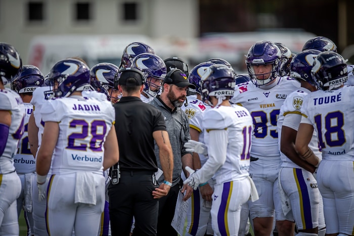 Offense Coordinator Jordan Neumann (Mi.) hat einen guten Draht zu seinen Spielern.