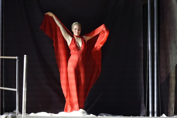 2021-2022: Verena Altenberger in einem kräftigen Rot, statt des figurbetonten Kleids setzte ...