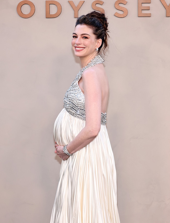 Die Vorfreude ist ihr anzusehen: Anne Hathaway strahlt auf dem roten Teppich mit ihrem Babybauch ...