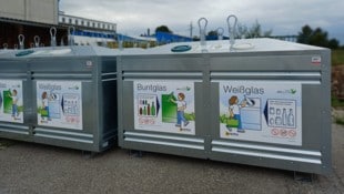Beim Hubsystem wird Altglas über Bodenklappen entleert.