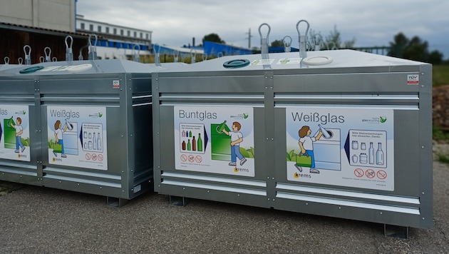 Beim Hubsystem wird Altglas über Bodenklappen entleert.