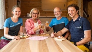 Einkehr in der Hütte; Doris Teufel, Mikl-Leitner, Hüttenwirt Martin Schleifenlehner, ...