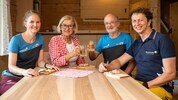Einkehr in der Hütte; Doris Teufel, Mikl-Leitner, Hüttenwirt Martin Schleifenlehner, ...