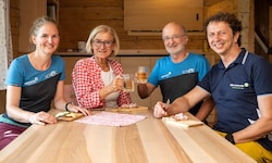 Einkehr in der Hütte; Doris Teufel, Mikl-Leitner, Hüttenwirt Martin Schleifenlehner, ...