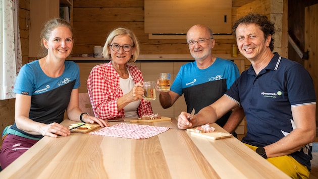 Einkehr in der Hütte; Doris Teufel, Mikl-Leitner, Hüttenwirt Martin Schleifenlehner, ...