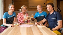 Einkehr in der Hütte; Doris Teufel, Mikl-Leitner, Hüttenwirt Martin Schleifenlehner, ...