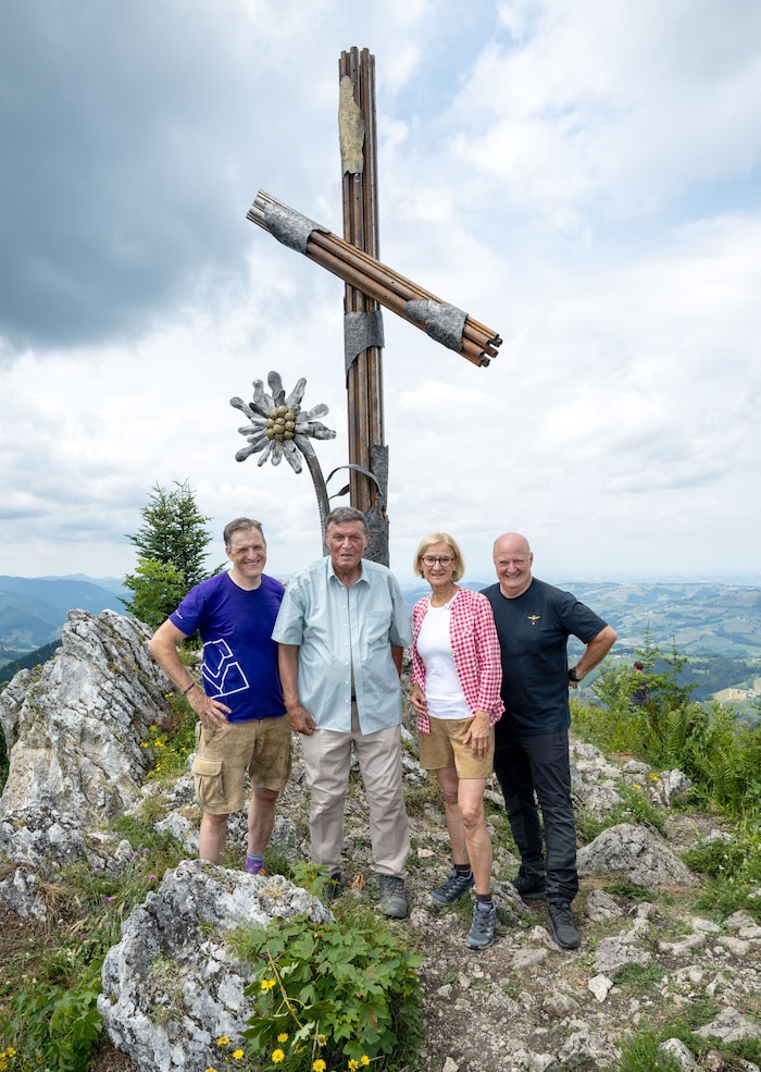 Nach der Segnung im Tal durch Altabt Bertram Heigl wurde das christliche Symbol auf den ...
